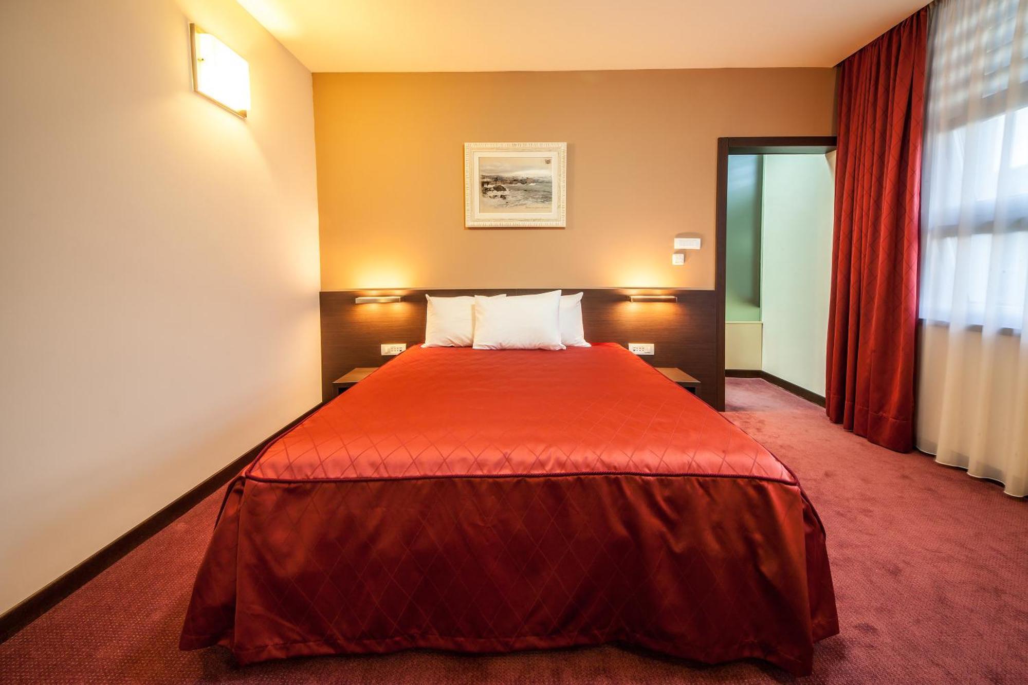 Hotel Terminus بودغوريتْسا المظهر الخارجي الصورة