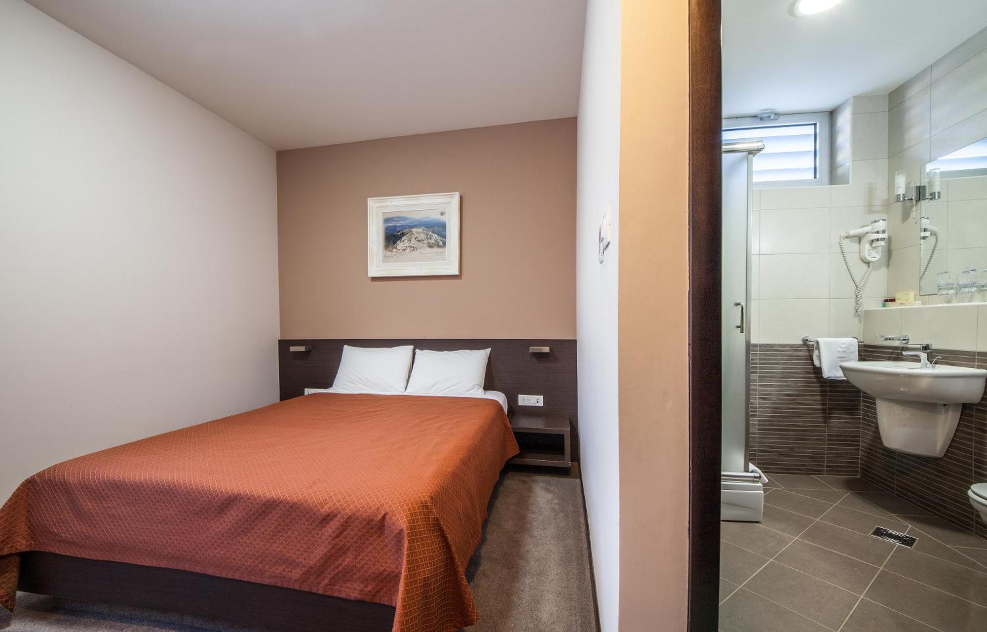 Hotel Terminus بودغوريتْسا المظهر الخارجي الصورة
