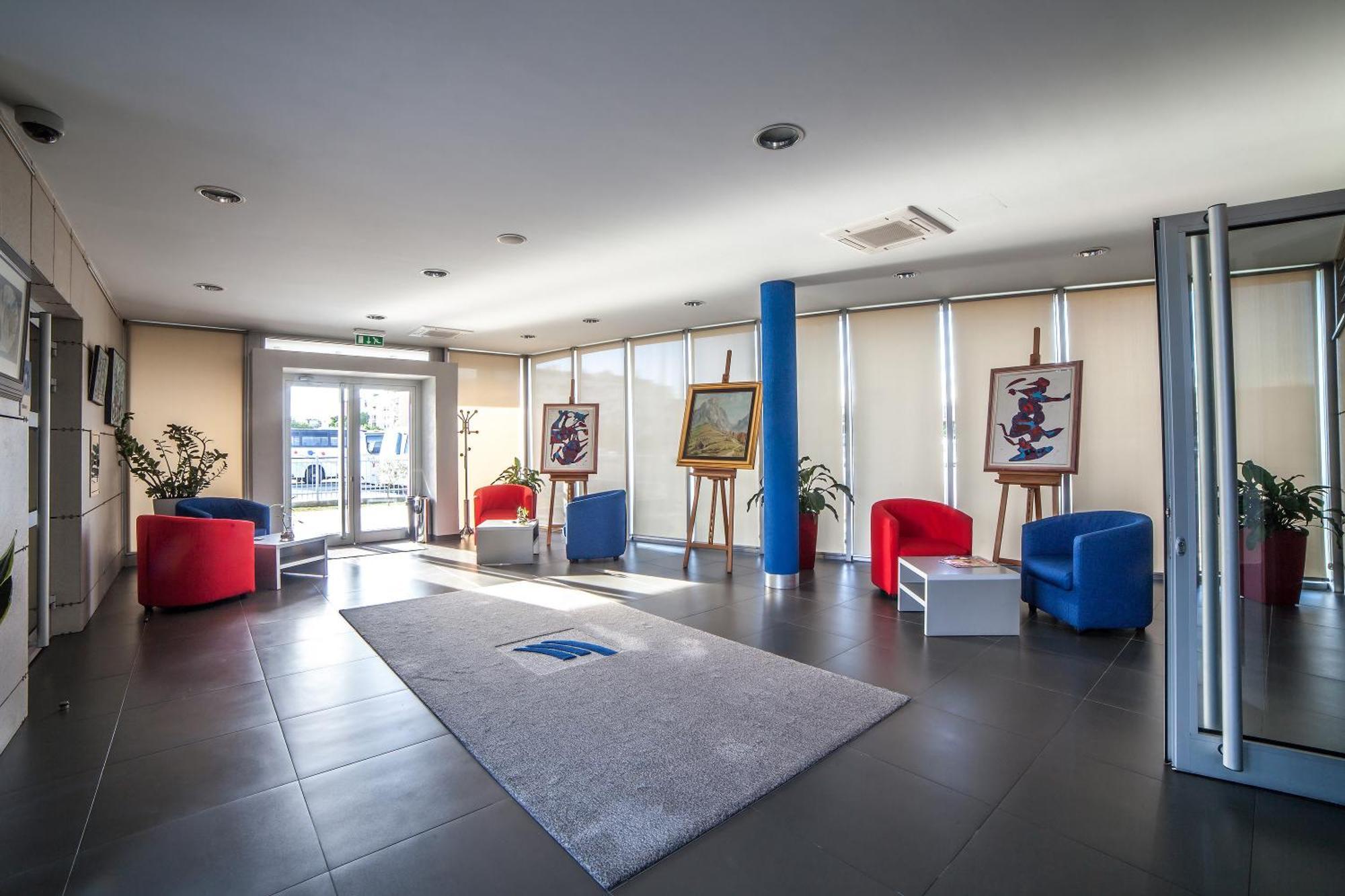 Hotel Terminus بودغوريتْسا المظهر الخارجي الصورة